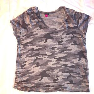Vince Camuto Grey Camo T-Shirt, L